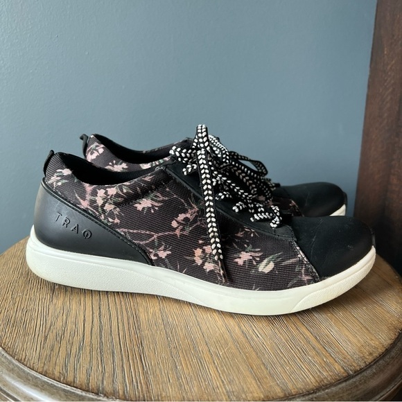 Traq Qest Jungle Fauna Sneakers - Picture 1 of 11